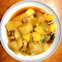 大根とじゃがいもと長ネギを煮込んだものです、肉がなかったので魚肉ソーセージを入れました。やっぱり魚肉ソーセージは入れなかった方が良かったです。;^_^A